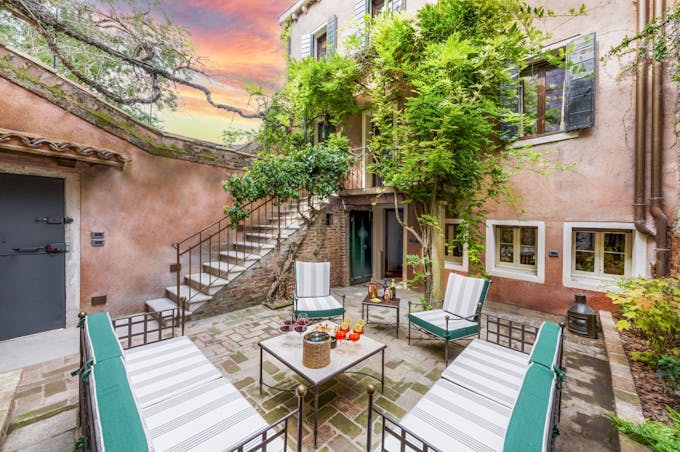 Cobblestone View