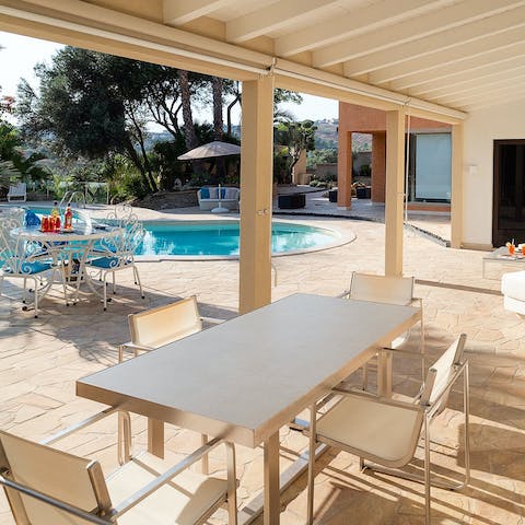 Share alfresco meals and evenings of drinks by the pool