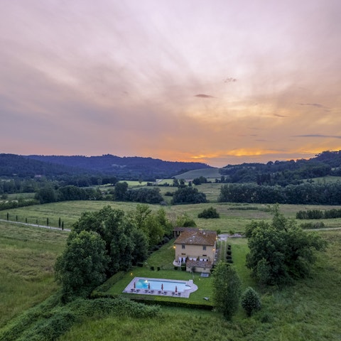 Stay in a scenic setting of rolling hills and sun-kissed skies
