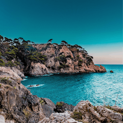 Stroll to Marbella's awe-inspiring coastline in just twenty minutes