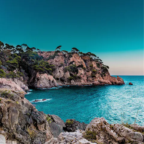 Stroll to Marbella's awe-inspiring coastline in just twenty minutes