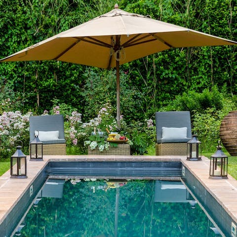 Lay out poolside with you holiday read and a refreshing limonata