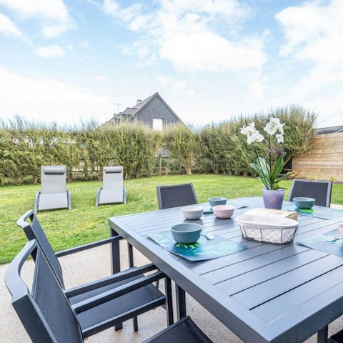 Enjoy the garden – great for lounging and leisurely lunches
