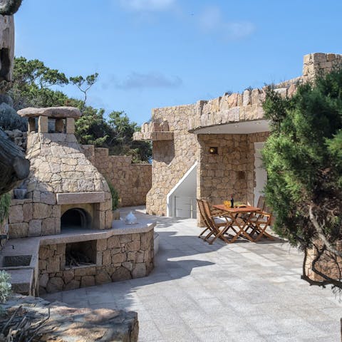 Light the barbecue and savour magical evenings outdoors