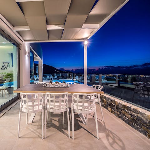 Dine alfresco with loved ones as the stars break out above