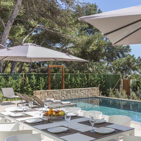 Enjoy an alfresco meal of arroz de matanzas or cook up a feast on the charcoal barbecue