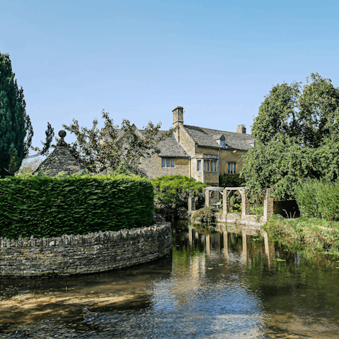Stay a short drive from beautiful Bourton-on-the-Water