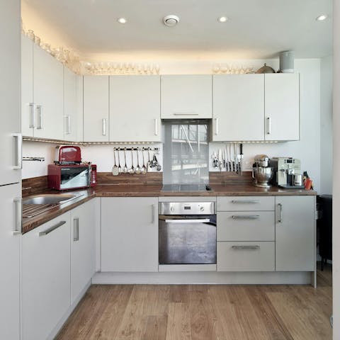 Whip up a full English breakfast in the kitchen before a day of sightseeing