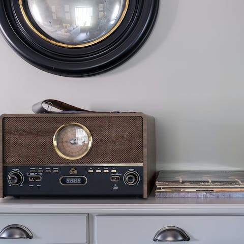 Listen to music on rainy afternoons with the vinyl player