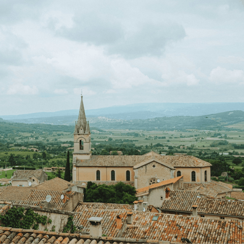 Discover the charm of Bonnieux, a six-minute drive away