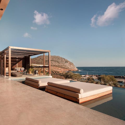 Relax as the sun goes down on the luxurious in-pool sun loungers