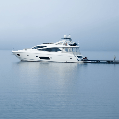 Charter a yacht and discover the historical treasures of Delos