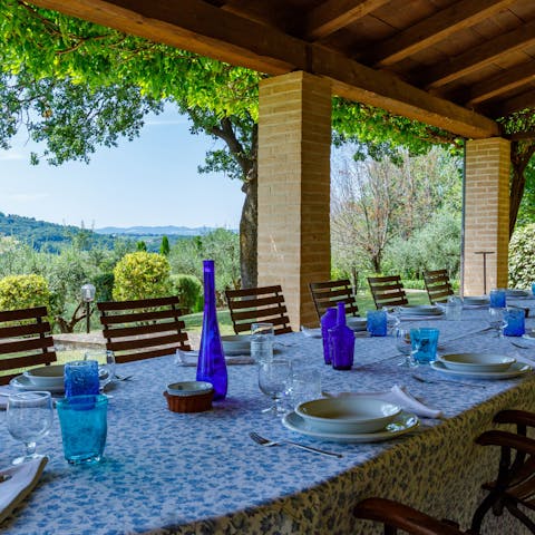 Dine alfresco with the whole party