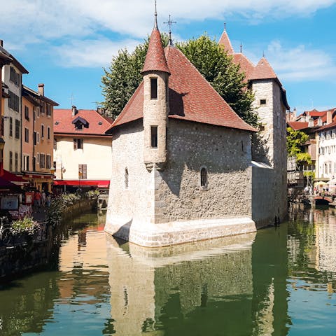 Discover the delights of Annecy, including its lake, 200 metres away