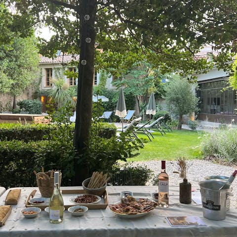 Host dinner parties in the garden