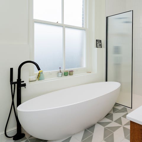 Unwind after a day exploring London with a long, luxurious bubble bath in the tub