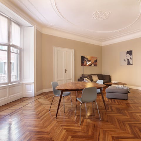 Relax with a glass of Prosecco in the large living room with its high ceilings