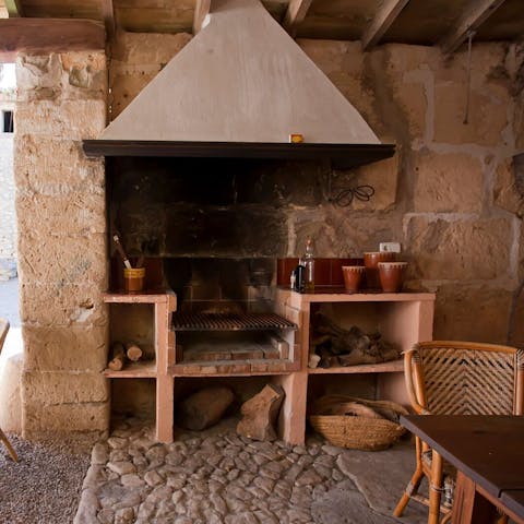 Fire up the barbecue in the outdoor kitchen for alfreso evening mealtimes