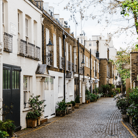 Discover quaint, hidden lanes in and around Chelsea, ten minutes away