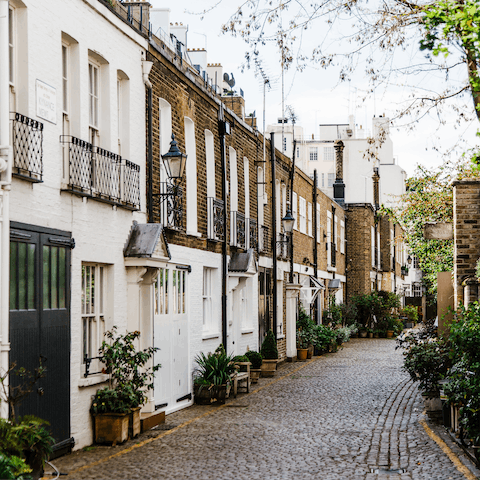 Discover quaint, hidden lanes in and around Chelsea, ten minutes away
