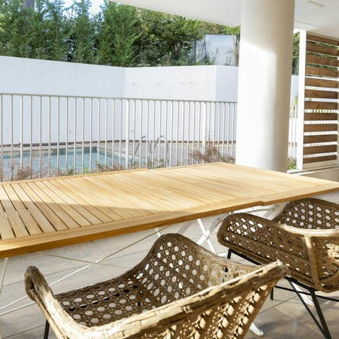Enjoy a barbecue in the sun on the balcony