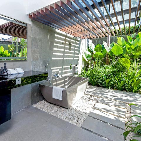 Indulge in an alfresco soak session in your freestanding tub