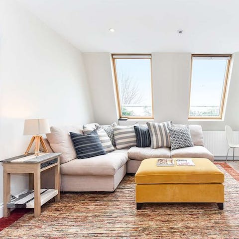 Relax in the bright living space under the stylish skylights