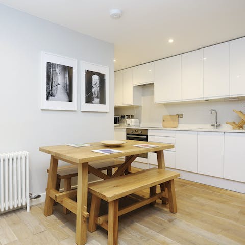 Plan your outings at the dining table in a modern living space