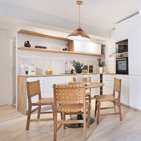 Breakfast on omelettes prepared in the well-equipped kitchen