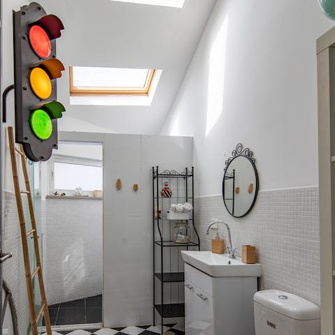 Pamper yourself in the light-filled bathroom – then you're good to go
