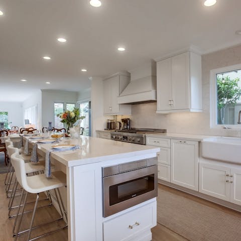Rustle up a delicious dinner in the sleek, well-equipped kitchen