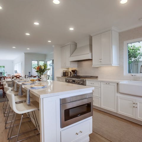 Rustle up a delicious dinner in the sleek, well-equipped kitchen