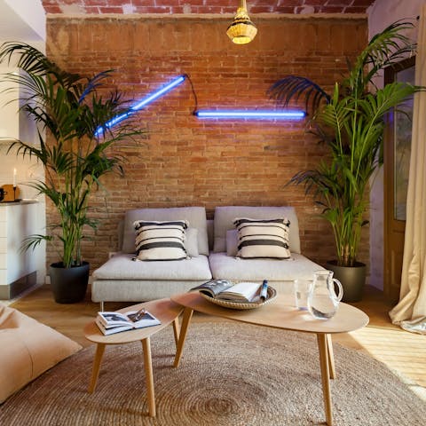Kick back in the tropical living room, a glass of Spanish wine in hand and some tunes playing on the record machine