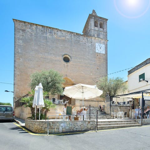 Treat yourself to a morning croissant in the heart of Búger