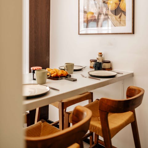 Prepare for a new day in London at the dining table