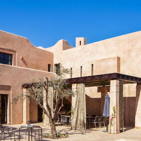 Dial in a private chef and host a glamorous dinner party on the verranda