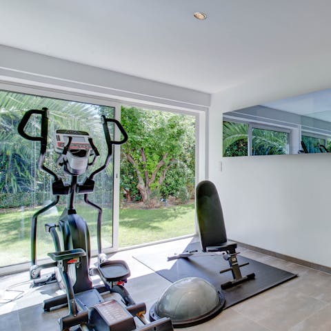 Feel refreshed with a morning workout in the gym