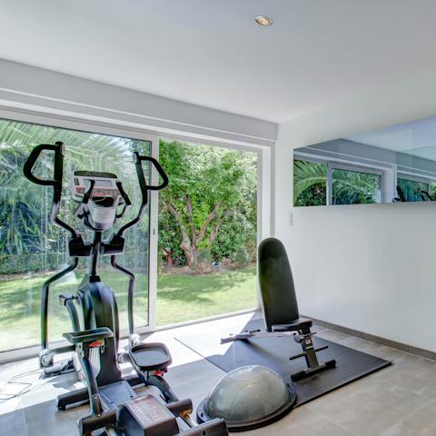 Feel refreshed with a morning workout in the gym
