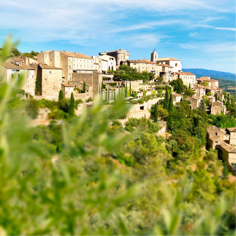 Stay a short drive from the beautiful hill-top village of Gordes