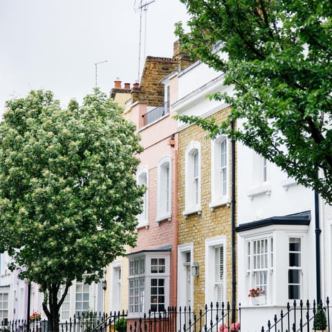 Stroll the streets of Chelsea with a coffee in-hand