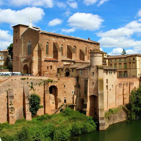 Stay just a five-minute drive from the village of Salvagnac