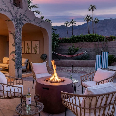Mix a drink at the bar and watch the Californian sunset next to the fire pit