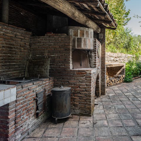 Cook an alfresco feast at the outdoor kitchen with its hand-built pizza oven