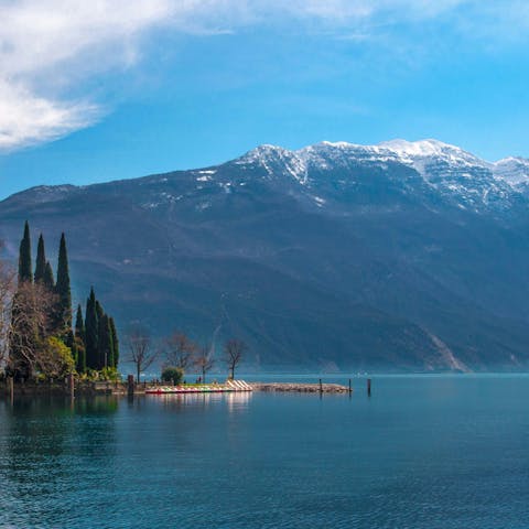 Stroll to the shores of Lake Garda, which you can also admire from the villa