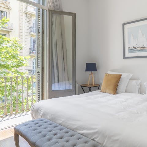 Wake up and throw open the balcony doors for relaxing treetop views