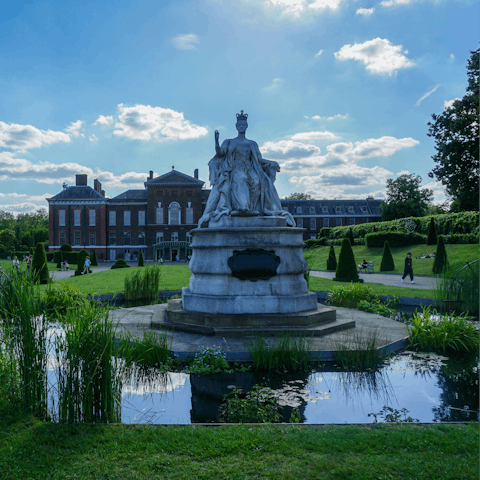 Wander over to nearby Kensington Gardens, a fifteen-minute walk away