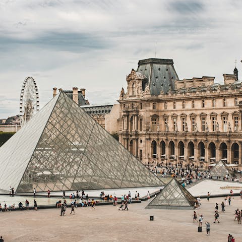 Stay in the heart of Paris, twelve minutes from the Louvre