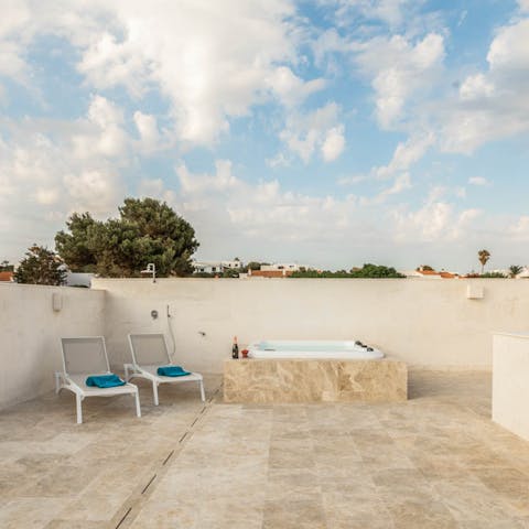 Spend romantic evenings in the jacuzzi under the stars on the roof terrace