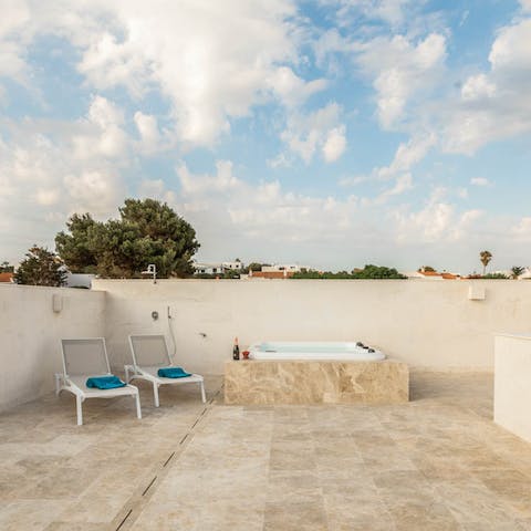 Spend romantic evenings in the jacuzzi under the stars on the roof terrace