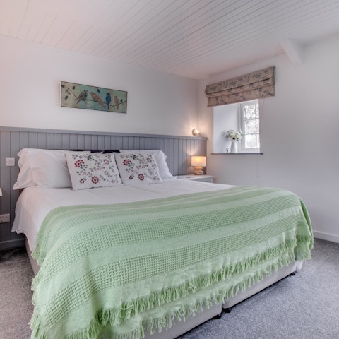 Wake up in the comfortable bedroom feeling rested and ready for another day of Cornwall adventure